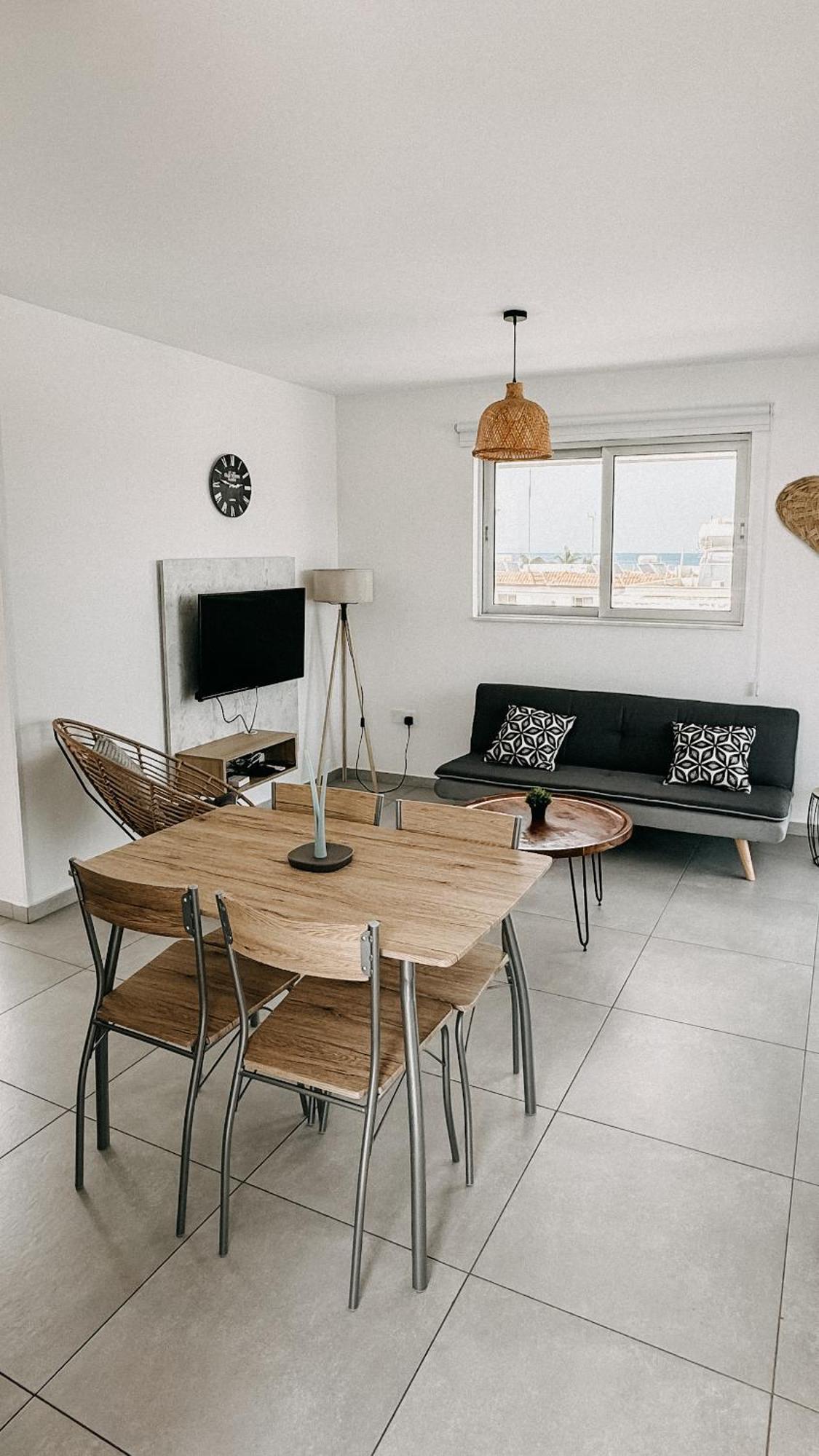 Wake Up By The Sea Flats Apartment